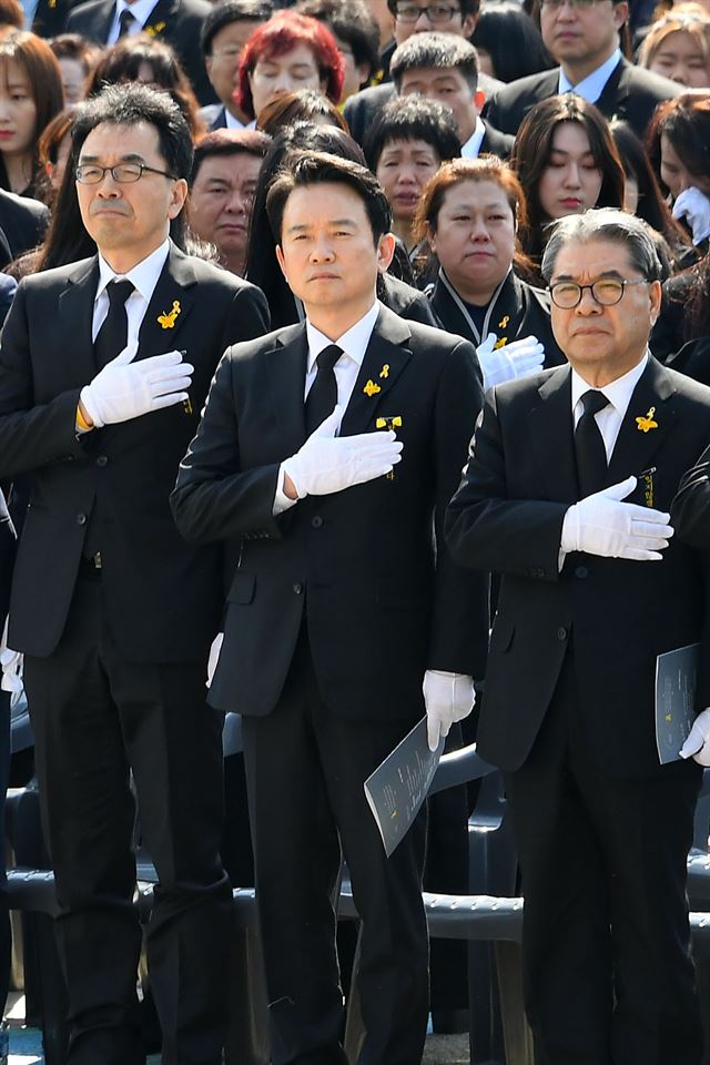 남경필(가운데) 경기지사가 4.16 세월호 참사 4주기인 16일 경기 안산 화랑유원지에서 열린 ‘4.16 세월호 참사 희생자 정부 합동 영결·추도식’에서 국민의례하고 있다. 연합뉴스