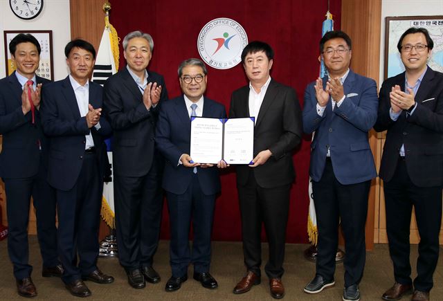 이재정(왼쪽 네 번째) 경기도교육감과 정찬민 용인시장이 1일 도교육청에서 기흥중학교 재활용 협약을 맺은 뒤 기념촬영하고 있다. 용인시 제공