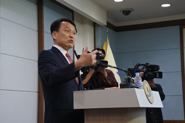 자유한국당 정창수 강원지사 후보가 2일 강원도청 브리핑룸에서 기자회견을 갖고 있다.