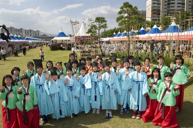 지난해 영주한국선비문화축제에 참가한 어린이들이 선비 복장을 하고 즐거운 표정을 짓고 있다. 영주시 제공