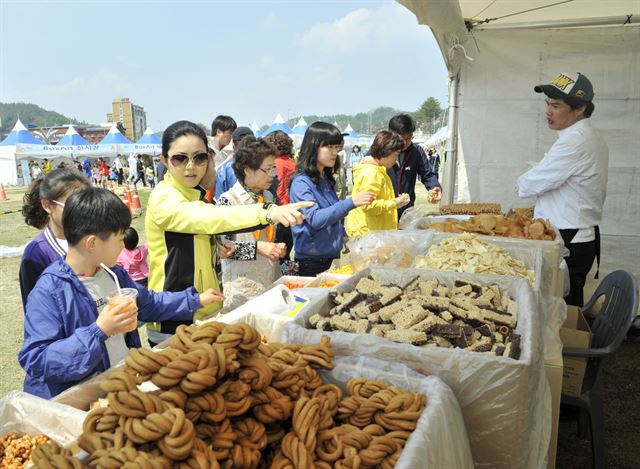 지난해 봉화 한국과자축제장을 찾은 관람객들이 전시된 전통과자를 구입하고 있다. 봉화군 제공