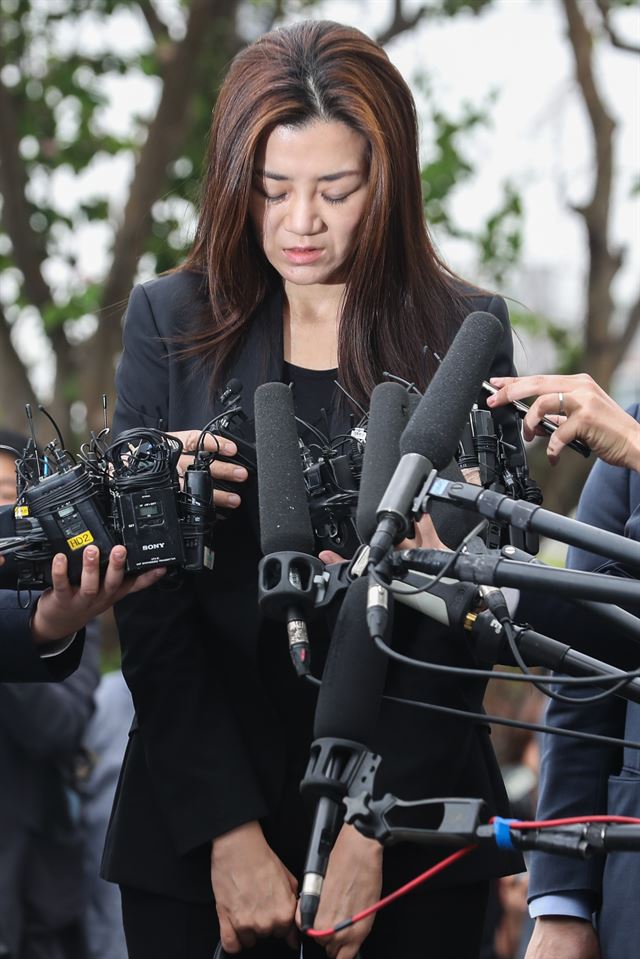 '물벼락 갑질'로 물의를 일으킨 조현민 전 대한항공 전무(35)가 1일 오전 서울 강서경찰서에서 피의자 신분으로 출석하고 있다. 조 전 전무는 이날 폭행 및 업무방해 혐의 등으로 조사를 받게된다. 뉴스1