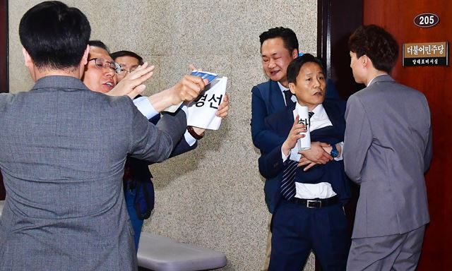 더불어민주당 서울 중구청장 김태균(오른쪽), 김찬곤 예비후보가 2일 오전 국회 당 대표실에서 열리고 있는 최고위원회의장 진입을 시도하며 중구청장 정략공천에 대해 강력하게 항의하고 있다. 배우한 기자