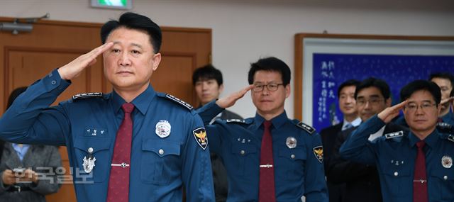 [저작권 한국일보]30일 오전 경찰청에서 열린 전국 경찰 화상회의에서 이철성 청장과 참석자들이 국기에 대한 경례를 하고 있다. 2018.3.30 신상순 선임기자ssshin@hankookilbo.com /2018-03-30(한국일보)