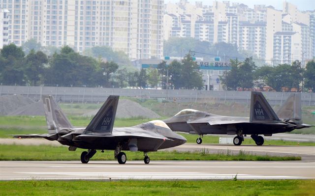 미국의 최신예 스텔스 전투기 F-22 랩터가 2일 오후 광주 광산구 공군 제1전투비행단 인근 상공에서 비행을 한 뒤 착륙하고 있다. F-22 랩터는 오는 11일부터 2주간 실시되는 한미 공군 연합훈련인 맥스선더(Max Thunder)훈련에 참가하는 것으로 알려졌다. 뉴시스