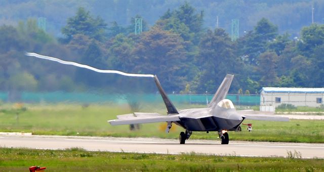 미국의 최신예 스텔스 전투기 F-22 랩터가 2일 오후 광주 광산구 공군 제1전투비행단 인근 상공에서 비행을 한 뒤 착륙하고 있다. F-22 랩터는 오는 11일부터 2주간 실시되는 한미 공군 연합훈련인 맥스선더(Max Thunder)훈련에 참가하는 것으로 알려졌다. 뉴시스