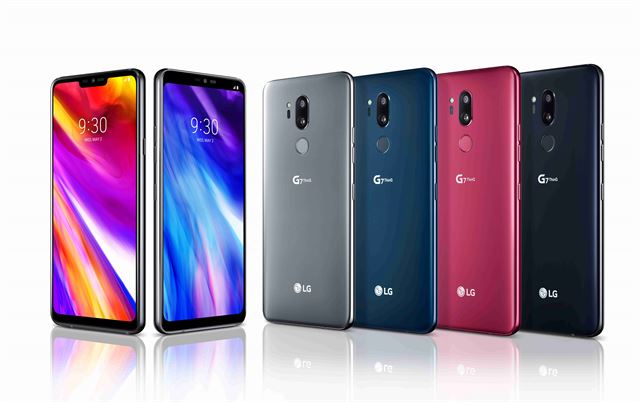 LG전자 스마트폰 신제품 LG G7씽큐 뉴 오로라 블랙(맨 오른쪽부터), 라즈베리 로즈, 뉴 모로칸 블루, 뉴 플래티넘 그레이. LG전자 제공