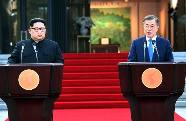 문재인 대통령과 김정은 북한 국무위원장이 27일 판문점 평화의 집 앞마당에서 남북 정상 간 합의문인 '판문점 선언'을 발표하고 있다. 판문점=고영권 기자