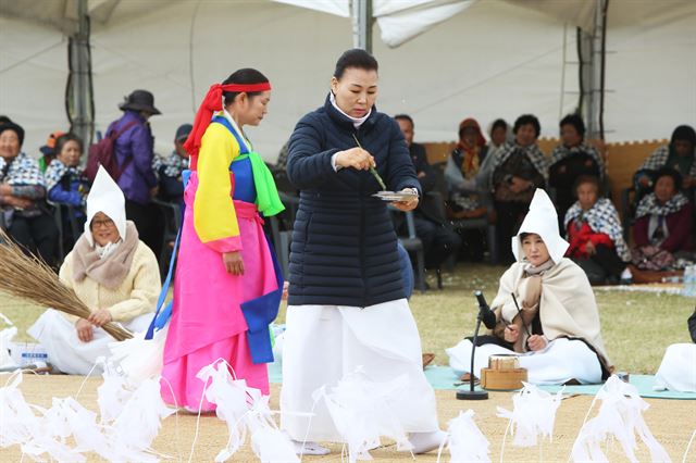 질치기의 여러 과정 중 ‘물뿌리기’.