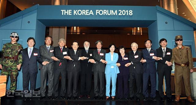 한국일보 주최로 3일 서울 신라호텔에서 열린 2018 한국포럼에서 정세균(왼쪽 다섯번째) 국회의장과 승명호(일곱번째) 한국일보 회장, 추미애(여덟번째) 더불어민주당 대표, 유승민(두번째) 바른미래당 공동대표, 조배숙(아홉번째) 평화민주당 대표 등이 판문점 남북정상회담을 기념하는 조형물과 함께 기념촬영을 하고 있다. 배우한 기자