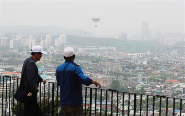 초미세먼지 농도가 '나쁨' 수준을 보인 1일 오후 경기도 수원시 서장대에서 바라본 수원 시내가 뿌옇다. 연합뉴스