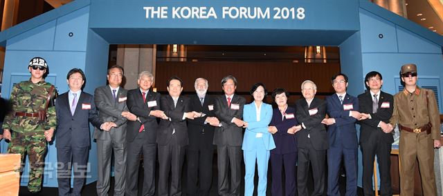 2018한국포럼'이 한국일보 주최로 3일 서울 신라호텔에서 열린 가운데 정세균 국회의장, 승명호 한국일보 회장 및 추미애 더불어민주당대표, , 유승민 바른정당대표, 조배숙 평화민주당 대표등이 참석해 판문점 남북정상회담을 기념하는 판문점상징물 앞에서 남.북 군인과 함께 기념촬영을 하고 있다. 배우한 기자