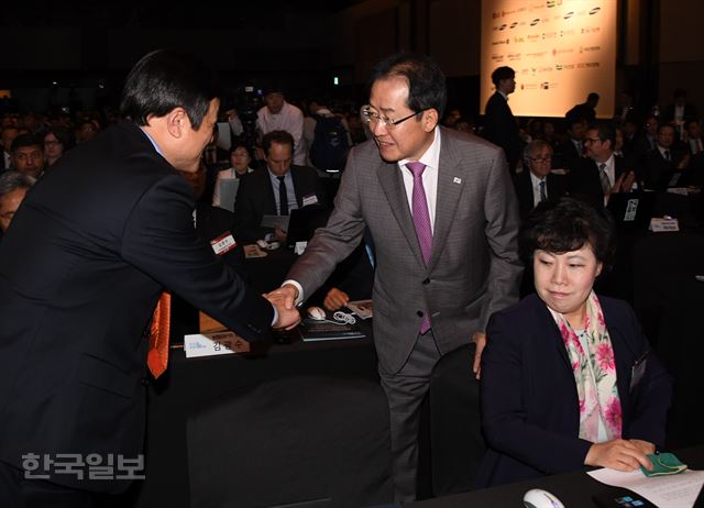 홍준표 자유한국당 대표가 개막식에 참석해 이준희 한국일보 사장과 인사하고 있다. 오른쪽은 조배숙 민주평화당 대표. 오대근기자 inliner@hankookilbo.com