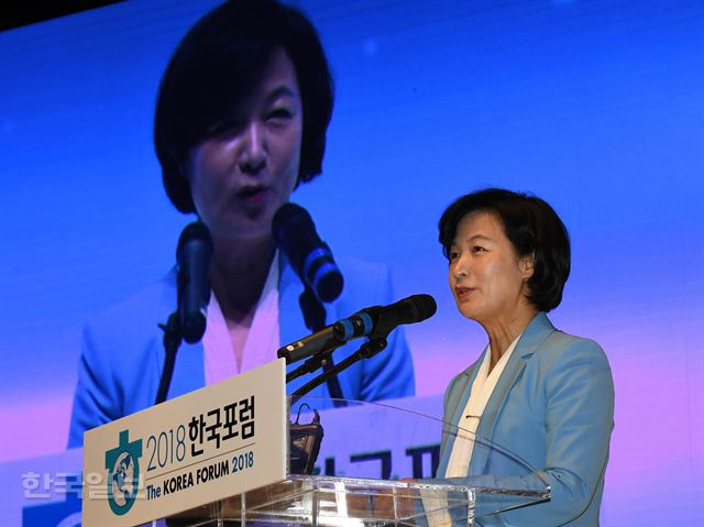 추미애 더불어민주당 대표 한국일보가 주최하는 한국포럼이 '한반도 비핵화와 신동북아 질서'를 주제로 3일 서울 중구 신라호텔에서 열린 가운데 추미애 더불어민주당 대표가 축사를 하고 있다. 홍인기 기자