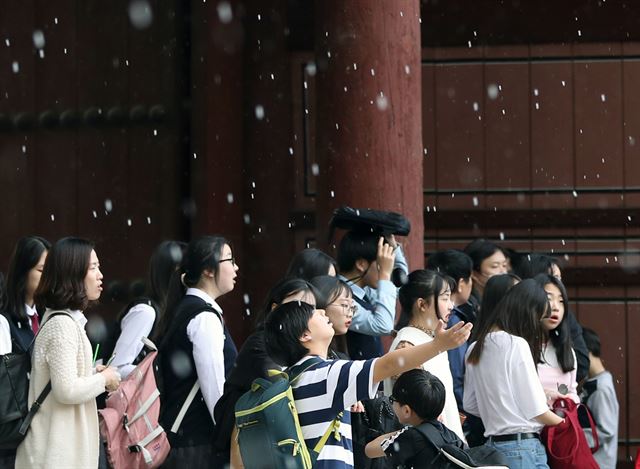 3일 오전 서울 대한문 앞에서 갑자기 쏟아지는 우박에 학생들이 당황해 하고 있다. 연합뉴스