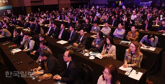 '2018 한국포럼'이 열린 3일 서울 신라호텔에서 많은 청중들이 토론을 경청하고 있다. 배우한 기자