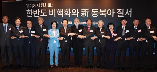 2018한국포럼'이 한국일보 주최로 3일 서울 신라호텔에서 열린 가운데 정세균 국회의장, 승명호 한국일보 회장등이 손을 맞잡고 기념촬영을 하고 있다. 왼쪽부터 정진석 자유한국당 국회의원, 유승민 바른미래당공동대표, 문희상 더불어민주당 국회의원, 염재호 고려대총장, 추미애 더불어민주당대표, 정의장, 로버트 갈루치 전 미 국무부 대북특사, 승 회장, 손경식 경총회장, 조배숙 민주평화당 대표, 김상조 공정거래위원장, 박삼구 금호아시아나그룹 회장. 오대근기자