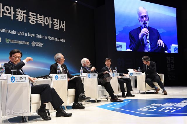 '2018한국포럼'이 한국일보 주최로 3일 서울 신라호텔에서 열린 가운데 세션1. 북핵 협상 30년, 회고와 전망 패널토론이 열리고 있다. 배우한 기자