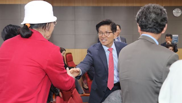 자유한국당 김문수 서울시장 후보가 4월 29일 오후 국회 의원회관에서 열린 문화예술인 정책간담회에서 참석자들과 인사하고 있다.