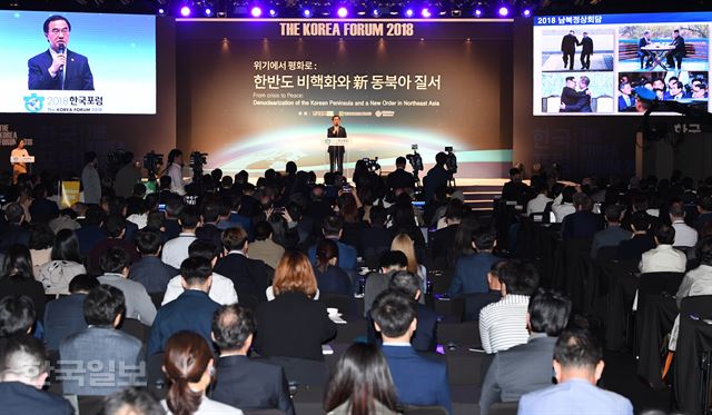 한국일보가 주최하는 한국포럼이 '한반도 비핵화와 新 동북아 질서'를 주제로 3일 서울 중구 신라호텔에서 열린 가운데 조명균 통일부장관이 기조발제를 하고 있다. 홍인기 기자