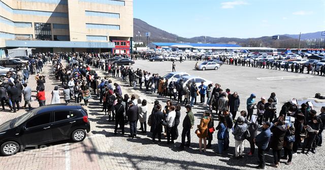 지난 3월 서울 서초구 양재화물터미널 부지에 위치한 디에이치자이 개포 아파트 견본주택을 둘러보기 위해 모여든 예비 청약자들이 꼬리에 꼬리를 물고 길게 줄지어 서 있다. 한국일보 자료사진