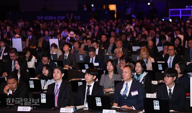 2018 한국포럼이 '한반도 비핵화와 新 동북아 질서'를 주제로 3일 서울 중구 신라호텔에서 열린 가운데 국내외 많은 청중들이 토론을 지켜보고 있다. 홍인기 기자