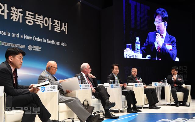 3일 서울 중구 신라호텔 다이너스티홀에서 열린 2018 한국포럼 세션2 행사에서 패널들이 ‘비핵화와 평화체제’를 주제로 토론하고 있다. 왼쪽부터 김준형 한동대 교수, 쉬웨이디 전 중국 국방대 전략연구소 선임연구원, 에번스 리비어 미국 브루킹스연구소 객원선임연구원, 정동영 의원, 패트릭 크로닌 미국 신안보센터 아시아태평양안보소장, 이영성 한국일보 부사장. 배우한 기자