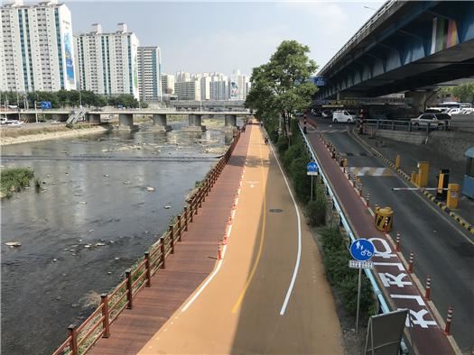 대구 신천 보행로에 자전거도로와 보행로 동선분리를 위한 데크보도가 설치되어 신천을 방문한 시민들이 안전하게 이용할 수 있게 됐다. 대구시 제공