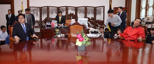 4일 국회 의장실에서 열린 의장 주재 원내대표 회동 직전 우원식(왼쪽) 더불어민주당 원내대표와 김성태(오른쪽) 자유한국당 원내대표가 서로의 시선을 피하고 있다. 오대근 기자