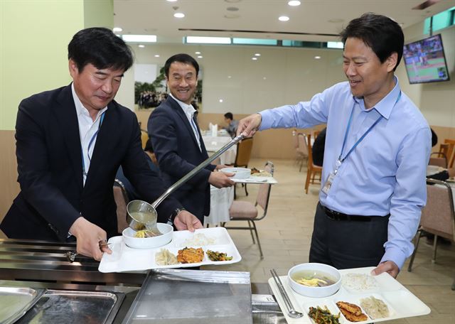 남북정상회담 만찬 메뉴로 나왔던 평양냉면이 시민들에게 인기를 끄는 가운데 4일 오후 청와대 구내식당에서 임종석 대통령비서실장이 직원들에게 점심 메뉴로 나온 평양냉면의 육수를 부어주고 있다. 뉴시스