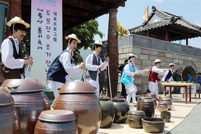 4일 울주군 외고산 옹기마을 일원에서 개막한 2018 울산옹기축제의 대표프로그램인 도붓장수 놀이마당이 신명나게 펼쳐지고 있다. 사진제공=울산시 울주군