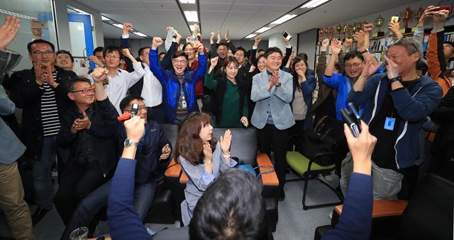 4일 오후 서울 상암동 YTN사옥에서 YTN 노조원들이 개표 결과를 확인한 뒤 환호하고 있다. 이날 최남수 YTN 사장에 대한 중간 평가는 '불신임'으로 나왔다. 연합뉴스