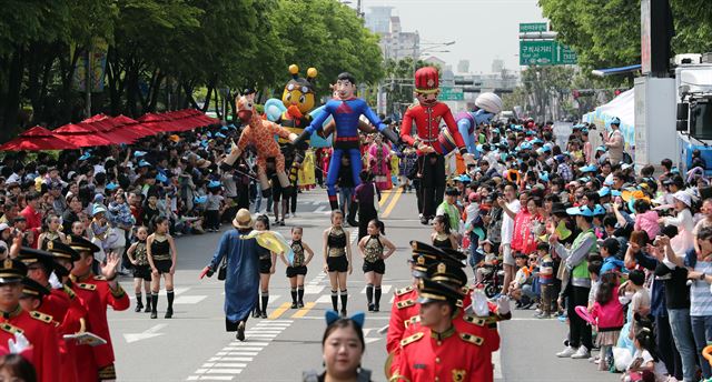 어린이날인 5일 오전 서울 광진구 어린이대공원 앞에서 열린 2018 서울동화축제에서 어린이들이 퍼레이드를 지켜보고 있다. 연합뉴스