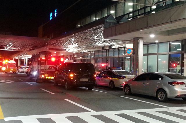 광주 광산경찰서는 광주공항 비행기에 폭발물이 설치돼 있다고 허위 신고한 혐의(항공보안법 위반 등)로 서모(59)씨를 긴급 체포했다고 5일 밝혔다. 사진은 지난 4일 오후 폭발물 신고를 받고 출동한 경찰차와 소방차 모습. 광주광산경찰서 제공