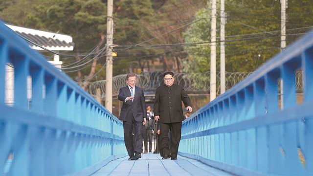 문재인(왼쪽) 대통령과 김정은 북한 국무위원장이 지난달 27일 오후 판문점 도보다리에서 산책하고 있다. 연합뉴스