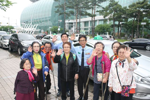 공연 시작 1시간 전, 대구 개인택시조합새마을봉사회에서 몸이 불편한 어르신들을 공연장까지 모셔왔다. 공연장 앞에 도착해 손을 흔들고 있는 어르신들. 김광원기자 jang750107@hankookilbo.com