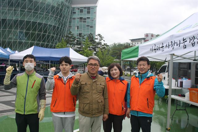 효콘서트 무료급식에 처음 참가한 ‘아름다운 사랑나눔 밥차’ 멤버들. 이날 짜장면을 대접했다. 김광원기자 jang750107@hankookilbo.com