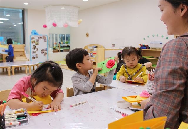 서울 종로구 서린동 SK행복어린이집 원아들이 어버이날을 앞두고 부모님께 드릴 꽃과 카드를 만들고 있다. 사진은 기사 내용과 관계없음. 연합뉴스