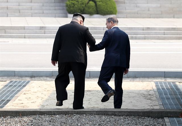 문재인 대통령과 김정은 북한 국무위원장이 4월 27일 오전 판문점에서 만나 손을 잡고 군사분계선(MDL)을 넘어 북측으로 향하고 있다. 고영권기자