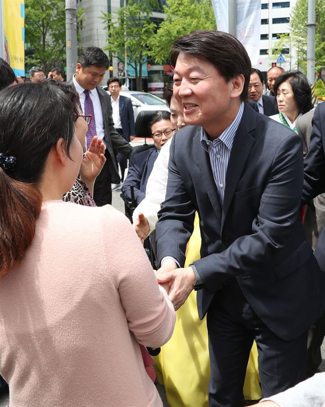 안철수 바른미래당 서울시장 후보가 7일 오전 서울 종로구 인사동에서 시민과 인사하고 있다. 연합뉴스