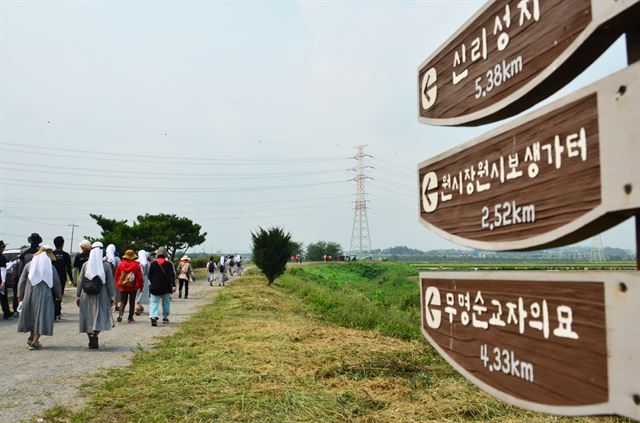 당진 버그내순례길 도보 순례 모습. 당진시 제공