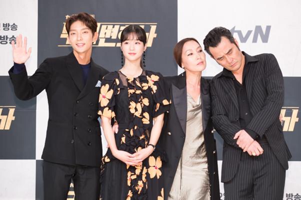 '무법변호사'의 주역들. (왼쪽부터) 이준기, 서예지, 이혜영, 최민수. tvN 제공