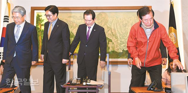 정세균 국회의장과 교섭단체 원내대표가 8일 오전 서울 여의도 국회 의장접견실에서 열린 국회 정상화를 위한 회동에서 기념촬영을 마친 뒤 자리로 돌아가고 있다. 왼쪽부터 김동철 바른미래당 원내대표, 우원식 더불어민주당 원내대표, 정 의장, 김성태 자유한국당 원내대표. 배우한 기자