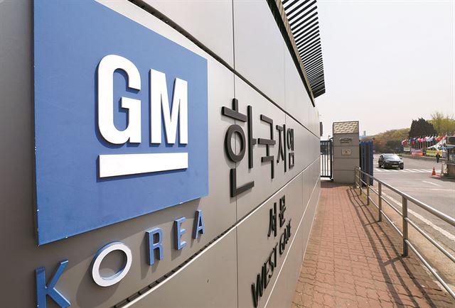 한국GM 부평공장에 걸린 GM 엠블럼. 뉴시스