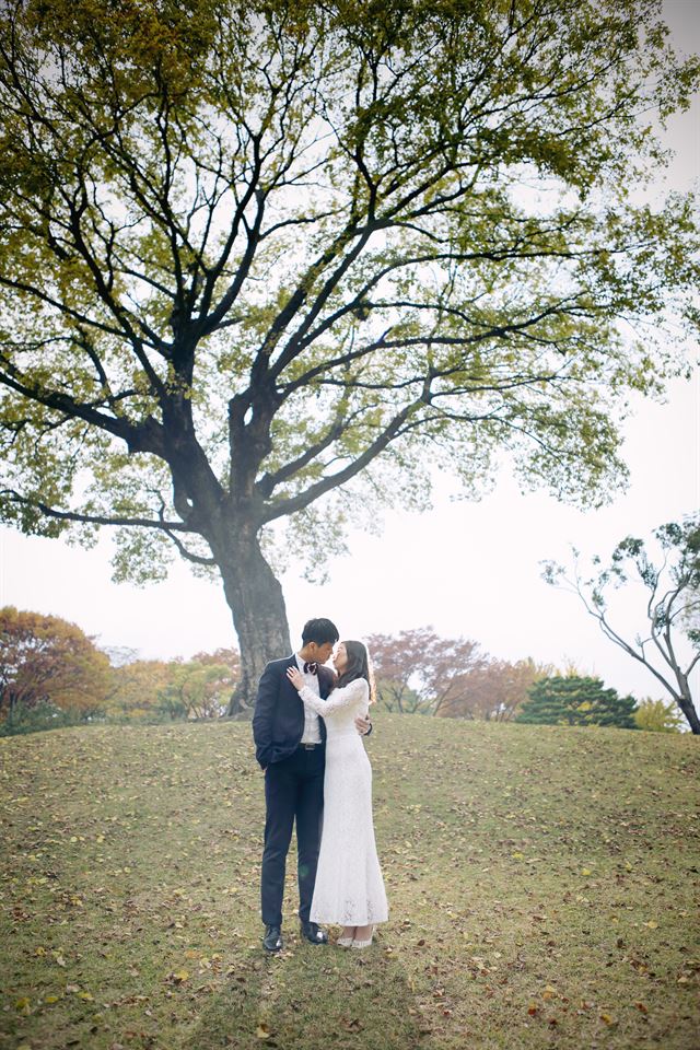 셀프웨딩으로 결혼한 황병일ㆍ김유리 부부가 경남 진주시 진주성에서 촬영한 결혼 기념사진으로, 사진 작가의 이벤트에 당첨돼 무료로 찍었다. 황병일ㆍ김유리씨 제공