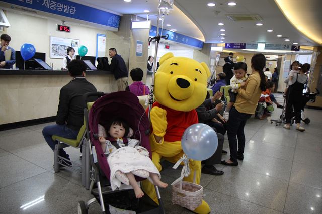 안동성소병원이 5일 어린이 날을 맞아 소아병동을 찿은 어린이들에게 다양한 이벤트를 실시헀다. 성소병원 제공.