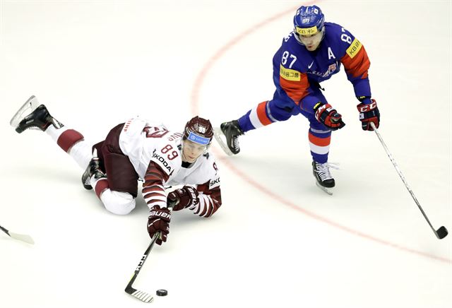 한국과 라트비아가 8일 국제아이스하키연맹(IIHF) 월드챔피언십 B조 3차전에서 퍽을 다투고 있다. 헤르닝(덴마크)=로이터 연합뉴스