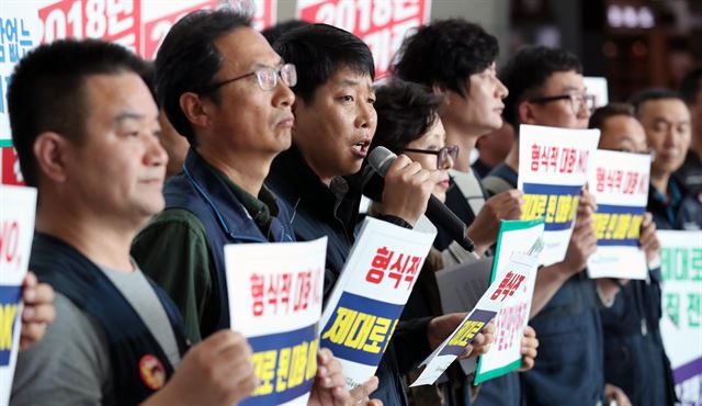 9일 오전 인천국제공항 제1터미널에서 열린 인천공항 정규직 전환 선언 1주년 기자회견에서 박대성 민주노총 공공운수노조 인천공항지역지부 지부장(왼쪽 세번째)이 발언하고 있다. 연합뉴스