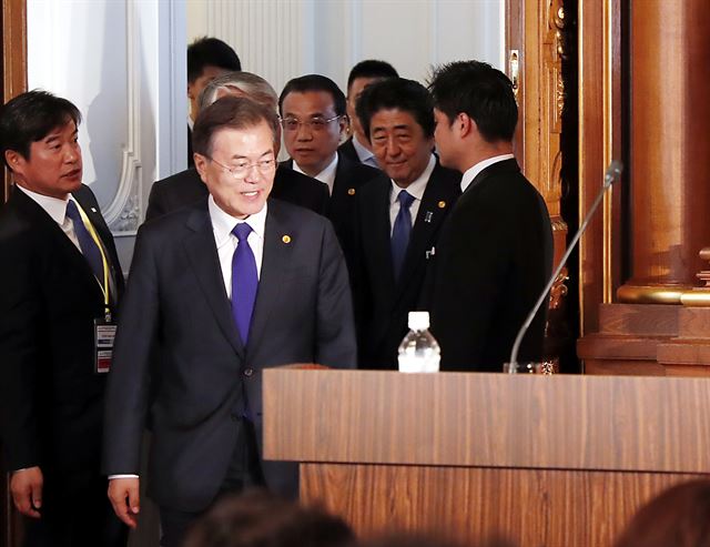 문재인 대통령과 아베 신조 일본 총리, 리커창 중국 국무원 총리가 9일 오전 일본 도쿄 영빈관 '카쵸노마'에서 열린 제7차 한·일·중 정상회의 공동언론문 발표장에 입장하고 있다. 연합뉴스