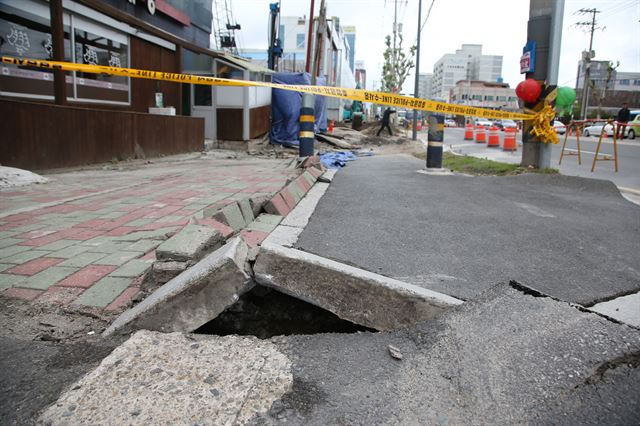 9일 오전 경북 포항시 남구 해도동 한 건물 공사장 주변 땅이 침하해 인도가 뒤틀리고 갈라졌다. 연합뉴스